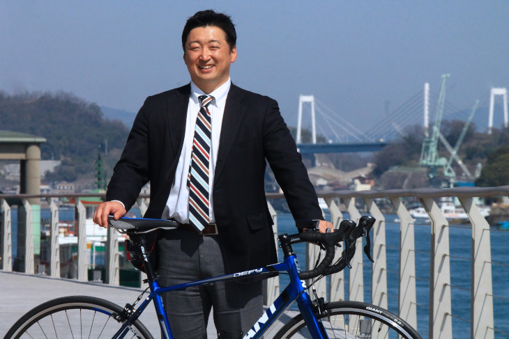 ツネイシヒューマンサービス代表、粟根祐司さん。自身も週末にライドを楽しむサイクリスト