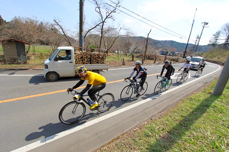 だんだんと人里を離れ、山の中に入って行きます。