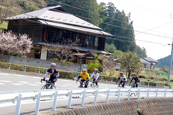 序盤は緩やかな勾配の田舎道が続きます。