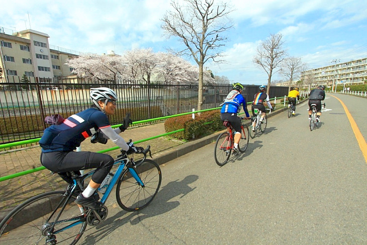 入社式サイクリングの始まりだ。晴れ男のお陰で抜群のサイクリング日和だ。