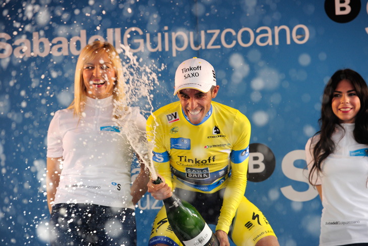ステージ優勝とリーダージャージを手にしたアルベルト・コンタドール（スペイン、ティンコフ・サクソ）