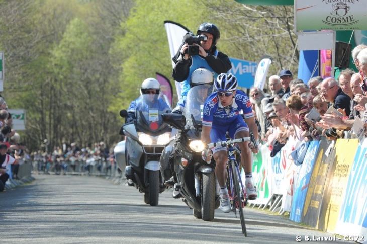 最終周回に差し掛かるフランシス・ムレー(フランス、FDJ.fr)