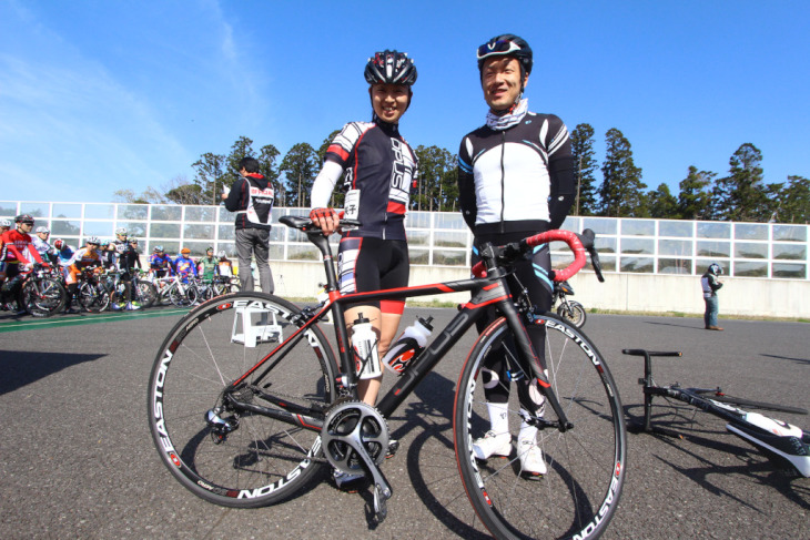 ゲストライダーの中村誠選手と佐藤咲子選手