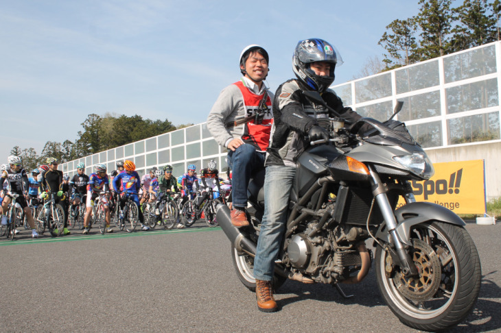 ローリングスタートを先導するバイクにはサインを出す大会スタッフがタンデムする