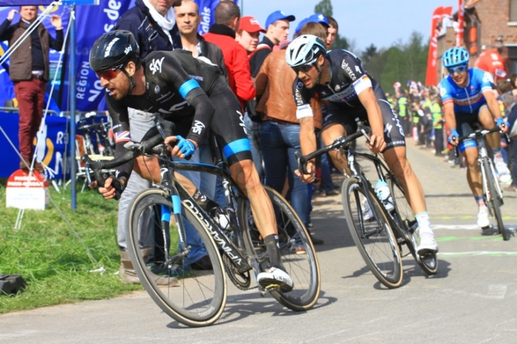 新型DOGMA Kに乗ってパリ~ルーベを走るブラドレー・ウィギンズ(イギリス、チームスカイ)