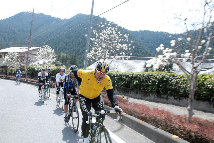 すっかり春めいて来た花々に彩られた県道は、クルマ通りも少なく最高のサイクリングコースだ。