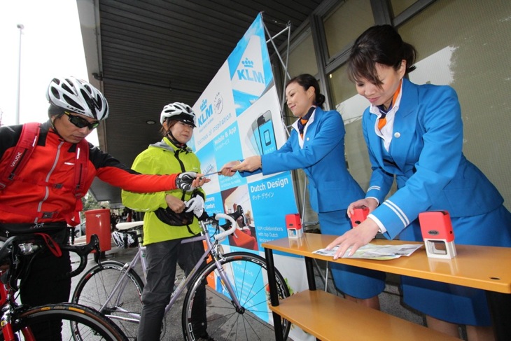 科学技術館前ではKLM航空のキャビンアテンダントさんがチェック