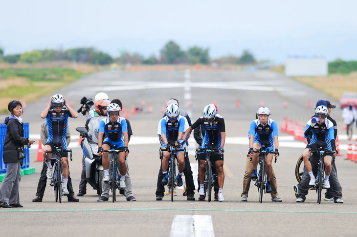 3位のシマノレーシング。旧南紀白浜空港の滑走路を使ってレースは行われた
