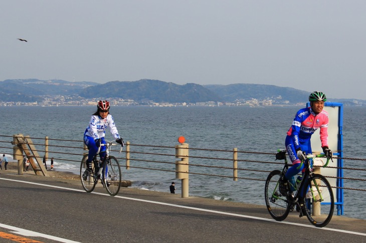 休日ともなれば多くのサイクリストが行き交う江ノ島周辺