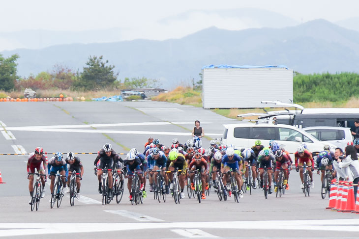 ラスト100m、最終コーナーを先頭でクリアした大久保陣(宇都宮ブリッツェン)が抜け出す