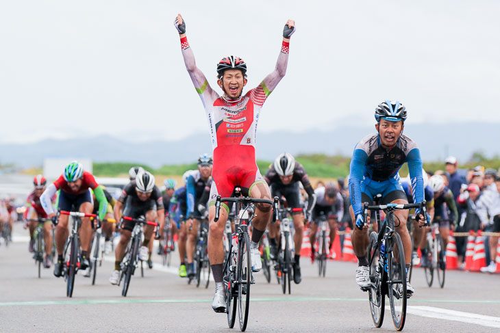 続くJBCF白浜クリテリウム2014、大久保陣が初優勝。同時にチームに1年半ぶりの勝利をもたらした