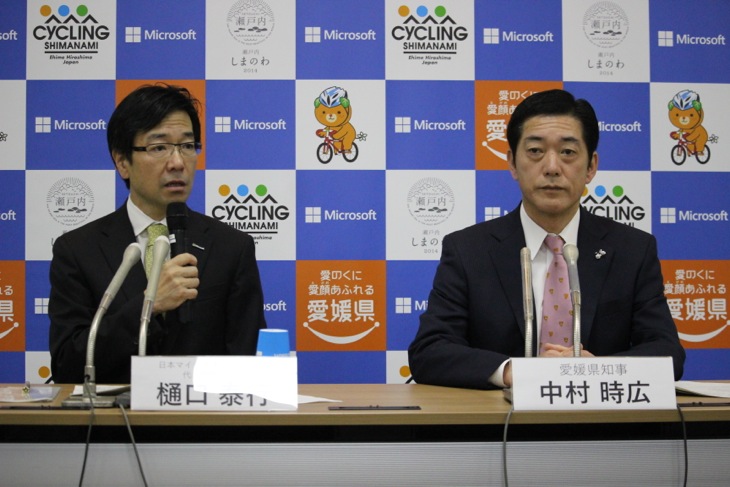 愛媛県知事の中村時広氏(右)と日本マイクロソフト株式会社の代表執行役社長 樋口泰行氏