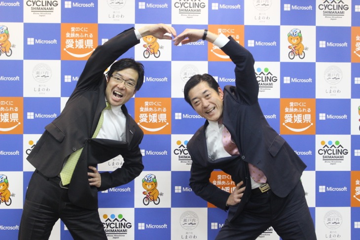「しまのわ」ポーズをとる中村知事と日本マイクロソフトの樋口社長