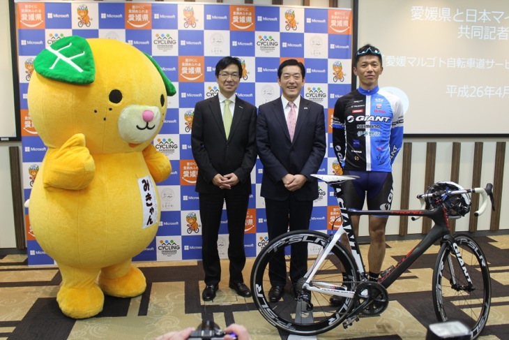 ゆるキャラの「みきゃん」と門田基志選手を加えて「愛媛マルゴト自転車道サービスサイトをよろしくお願いします」