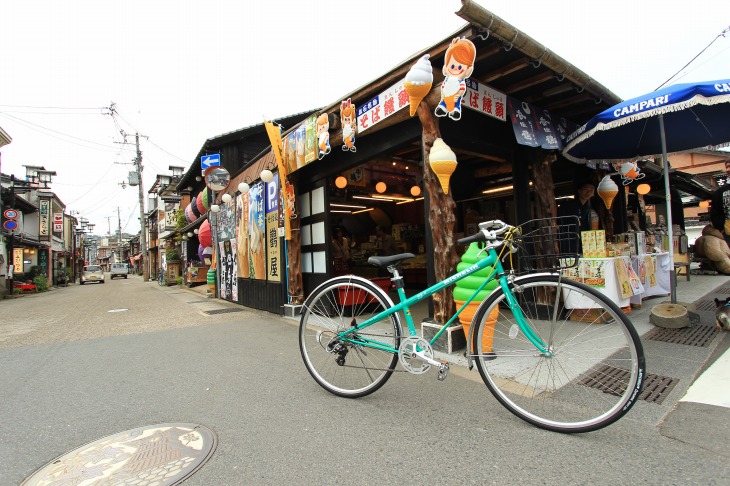 出石の城下町とミシュラングリーンガイドのイメージカラーを纏ったParis-Brest Sport