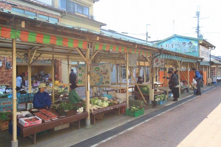 土曜の朝には、ほのぼのとした昔ながらの朝市が開催されている