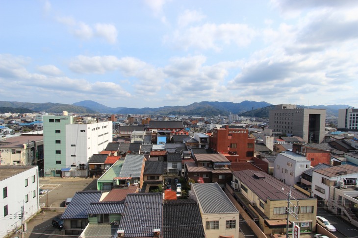 市街地の周りには小高い山々が連なる