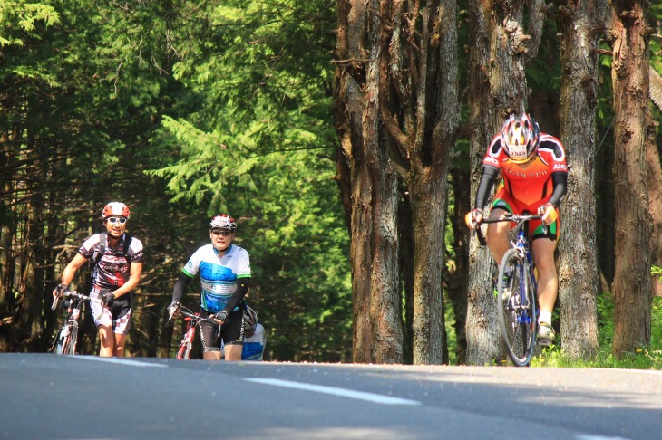 古賀志の前に通過する鶴カントリーの登りで自転車から降りる人も