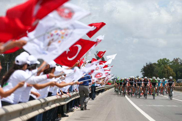 沿道ではトルコ国旗が振られる