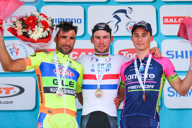 2位フランチェスコ・キッキ(イタリア、ネーリソットリ)、優勝マーク・カヴェンディッシュ(イギリス、オメガファーマ・クイックステップ)、3位ニッコーロ・ボニファツィオ(イタリア、ランプレ・メリダ)