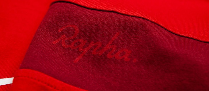 Raphaのロゴが入った鮮やかなアームバンド