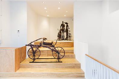 歴史的な自転車が展示されるギャラリー
