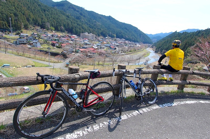 高台に位置する”さわらびの湯”からの眺望に心が和む。来週になれば眼下には満開の桜が溢れるはずだ。ちょっと早かったか。