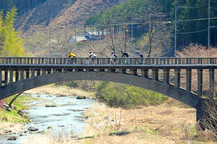 埼玉県の指定文化財である名栗川橋を渡る。1924年(大正13年)築、県内最古のコンクリートアーチ橋だ。