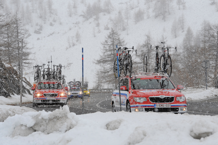 雪に包まれた1級山岳シンプロン峠を超えるチームカー