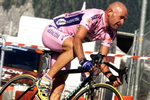 Pantani Jeerseyのモチーフとなったピンク仕様のチームジャージを纏い走るパンターニ