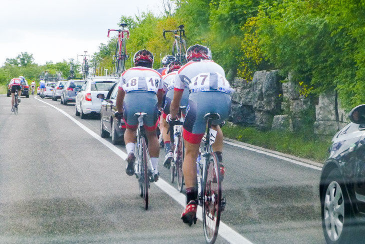 第1ステージ　スタート直後に落車しは小山、冨尾、水谷の3人でまとまって登りで遅れた選手を吸収しながら集団復帰を目指す