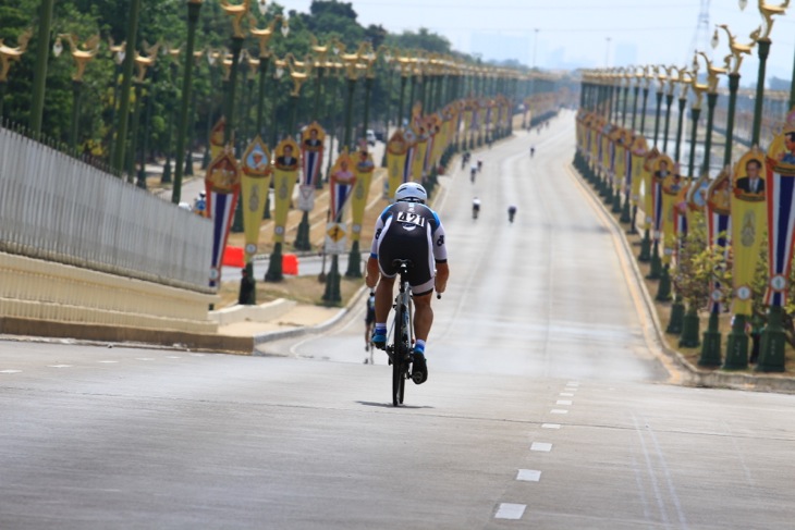 タイ王室仏教センターの目抜き通りがコース。片側5車線の往復道路だ