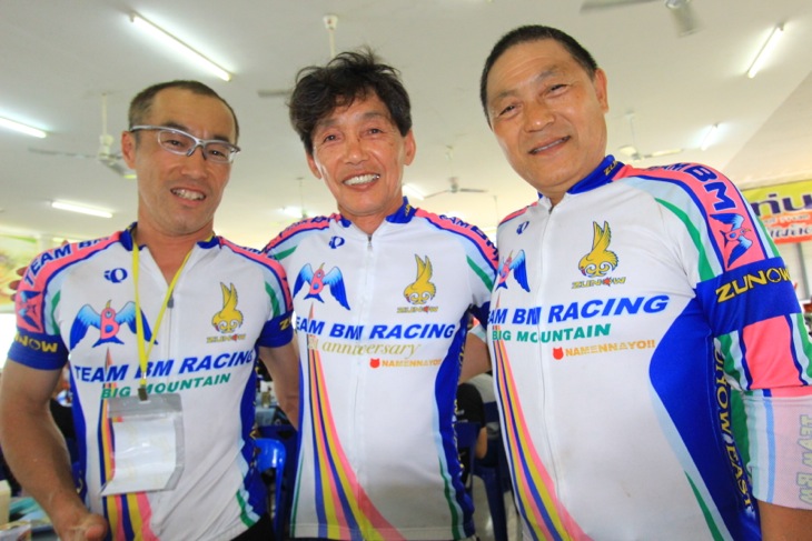千葉のBMレーシングの3人。荒生さん(右)は2年前に続いての出場だ