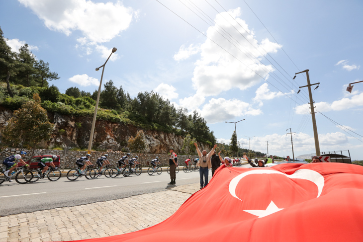 沿道では大きなトルコ国旗が波打つ