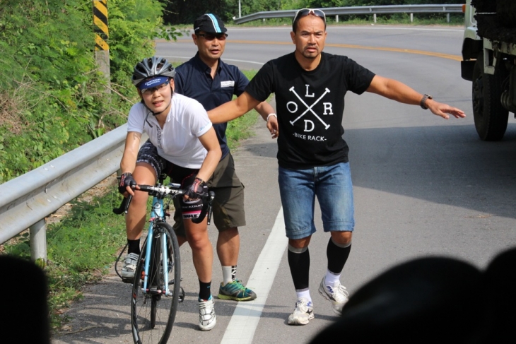 運良くチームカーからスペアホイールを受け取り、再スタートした智野真央(ニールプライド・ジャパン)