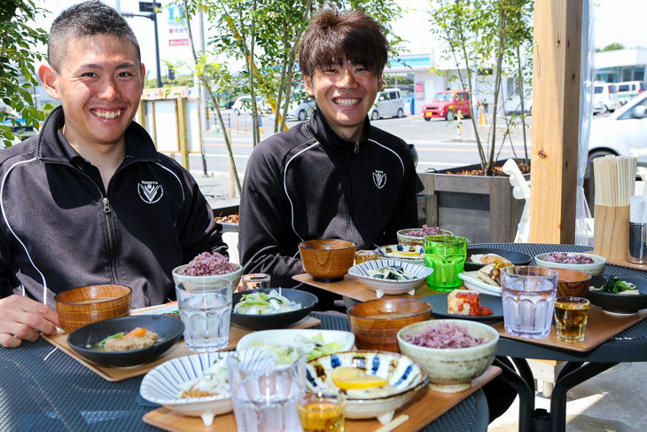 食堂内での一コマ。自転車競技部のメンバーの姿も