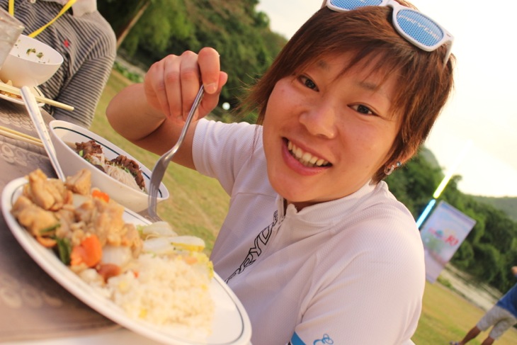 アワードパーティでもタイ料理をほおばります。味も楽しめるのがこのレースの魅力