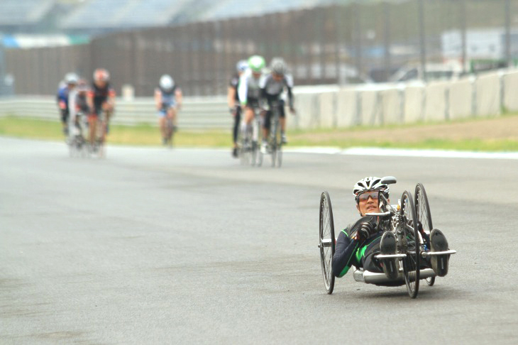 コースによってはハンドサイクルがロードレーサーを凌ぐ場面も