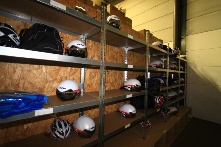 ヘルメットが並ぶ棚。レース期間ということで多くが出払っていた