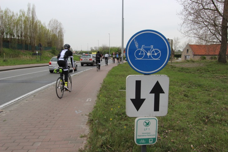 バイクレーンには自転車マークと、サイクリングコースの道順が番号で示されている