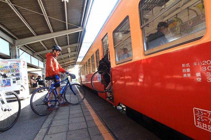 直接自転車を列車に持ち込むことができる。ホームへは線路を跨いで入るのだ