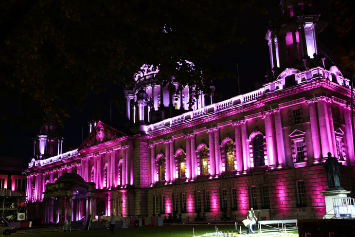 ピンクにライトアップされたベルファスト市庁舎