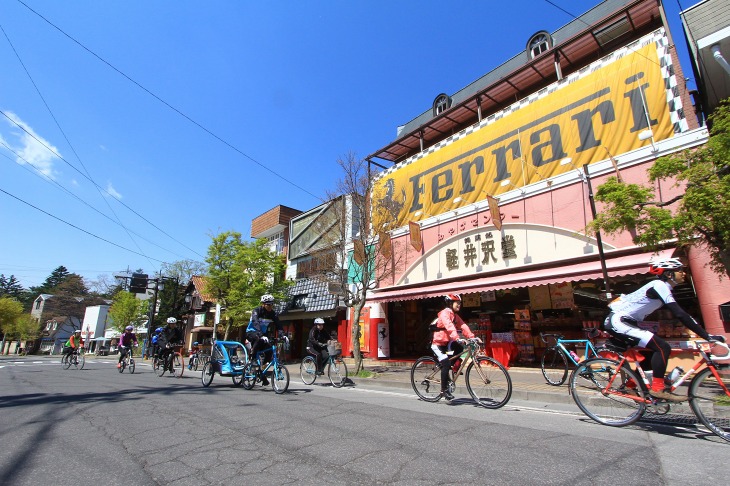 旧軽井沢のお土産屋さんの前を通過