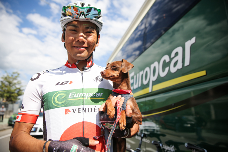 新城幸也(ユーロップカー)、愛犬コリンと一緒に