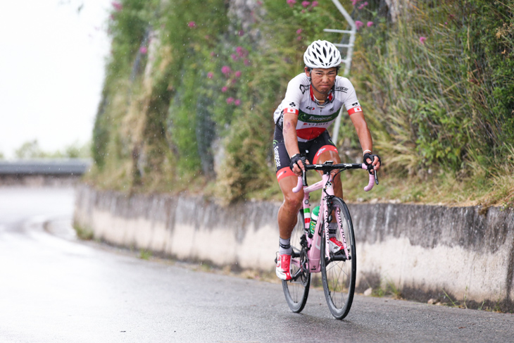 雨の中、1人で2級山岳モンテカッシーノを登る新城幸也（ユーロップカー）