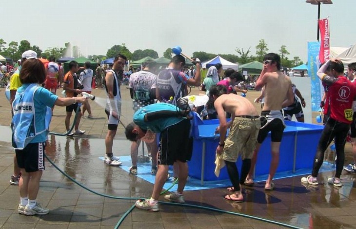 頭から水を浴びてクールダウンすることもできる