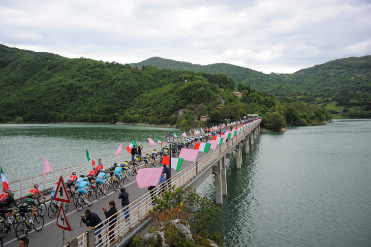 内陸部の湖を通過するプロトン