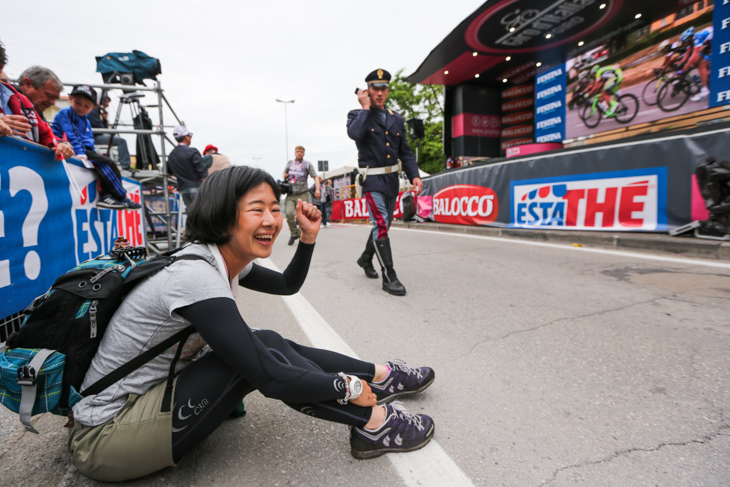 ジロ・デ・イタリアを観戦する小田島梨絵さん(写真は第6ステージ)