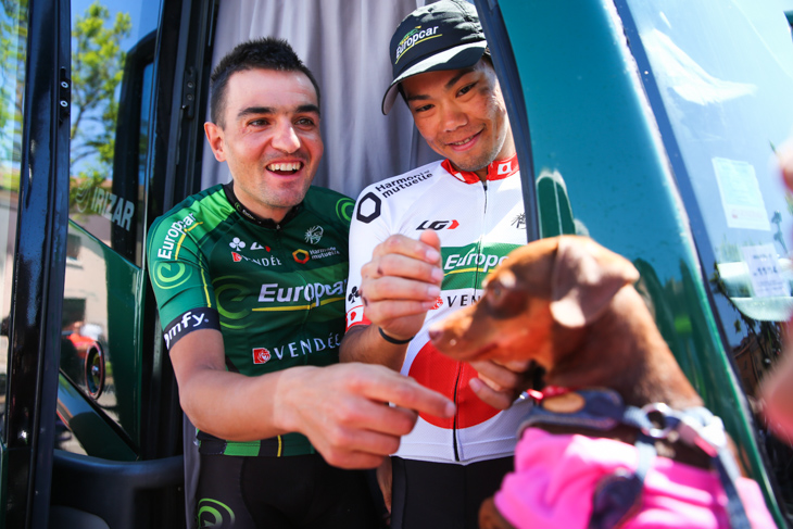 新城幸也の愛犬コリンに和むダヴィデ・マラカルネ(イタリア、ユーロップカー)