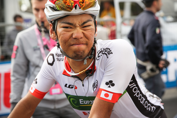 痛みに耐える新城幸也(ユーロップカー)